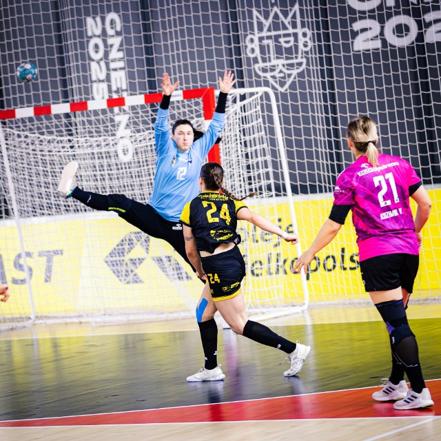 Handball JKS Jarosław (różowe koszulki) z Gniezna wraca z jednym punktem.