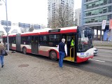 Groźne zdarzenie na Sokolskiej w Katowicach. Samochód zajechał autobusowi drogę. 3 osoby lekko poszkodowane, interweniowała policja