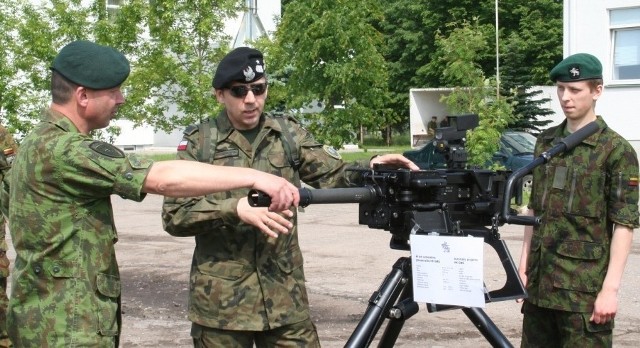 Podczas wizyty w brygadzie "Żelaznych Wilków&#8221; gen. bryg. S. Wojciechowski ( w środku) zapoznał się z uzbrojeniem litewskich żołnierzy.