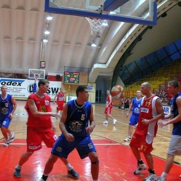 Drugoligowi koszykarze Rosasportu Radom (na pierwszym planie od lewej: Szymon Juniak, Konrad Kapturski, Piotr Ucinek, Maciej Maj) pokonali w sparingu w Stalowej Woli miejscową pierwszoligową Stal.