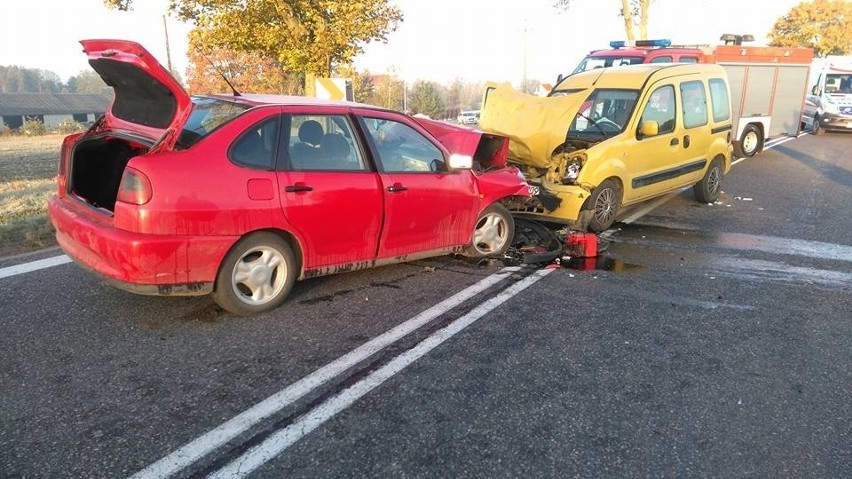 Trzy osoby trafiły do szpitala po zderzeniu dwóch samochodów...