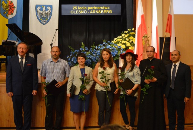 Na zdjęciu od lewej: burmistrz Sylwester Lewicki, Artur Chęciński, Brygida Pulka, Violetta Wojczyszyn, Sabrina Abtouche, ks. Łukasz Żaba, przewodniczący rady miejskiej Henryk Kucharczyk.