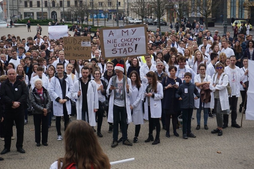 Lekarze rezydenci protestowali na pl. Wolności w Poznaniu