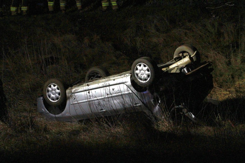 Wypadek w Tarnobrzegu. Szynobus uderzył w holowany samochód, kierowca auta uciekł wraz ze świadkami (ZDJĘCIA)