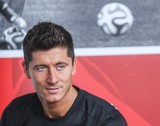 Majątek Lewandowskiego. Ile wynosi? W co inwestuje? Oprócz sportu prowadzi różne biznesy. Ile zarabia Robert Lewandowski?