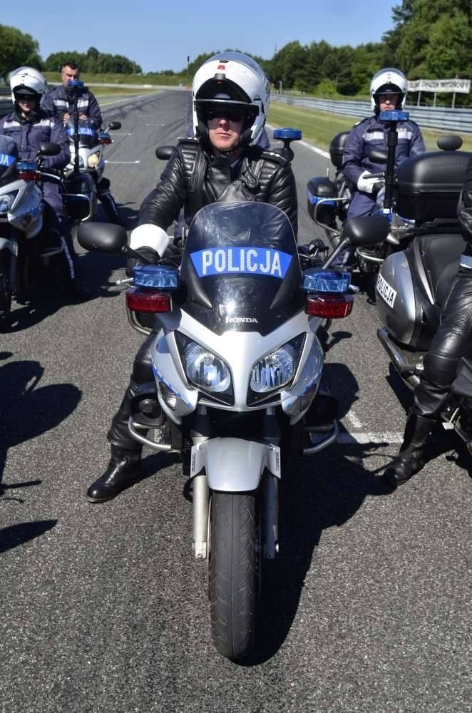 Ćwiczenia policjantów na Torze Poznań  Fot: Waldemar...