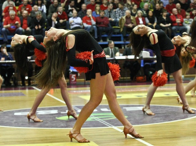 Cheerleaderki Energa Maxi Słupsk podczas występu w słupskiej hali Gryfia.