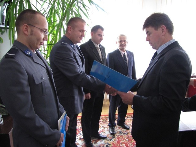 Komendant Andrzej Chaniecki (z prawej) dziękował między innymi Łukaszowi Wojciechowskiemu, Sebastianowi Sochajowi, Łukaszowi Jakubiakowi i Tadeuszowi Ziębickiemu