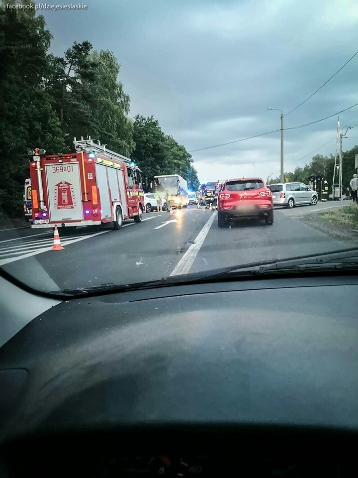 Zderzył się autokar z dwoma samochodami osobowymi