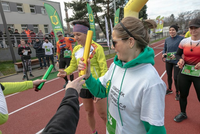 Bieżnia w Obornikach Śląskich ma 200 metrów. Jest tu również boisko do piłki nożnej oraz bieżnia do skoku w dal. Obok powstała także niewielka konstrukcja wspinaczkowa dla młodszych pasjonatów. Widać stąd także inne obiekty sportowe.