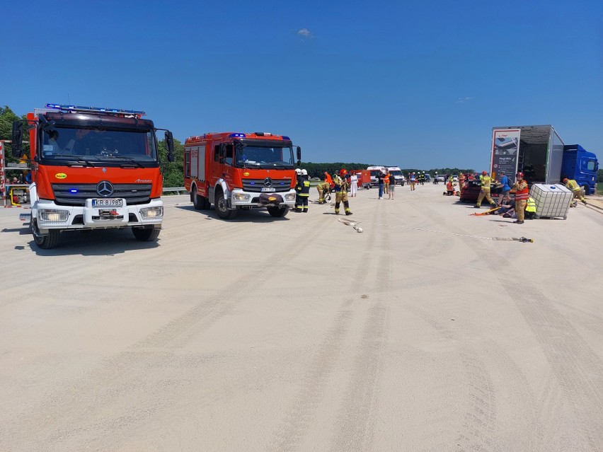 Miechów. Strażacy ćwiczyli na budowanej drodze ekspresowej S7