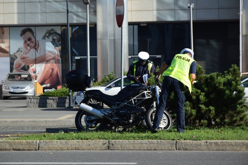 Policjanci pracują na miejscu wypadku, do którego doszło w...