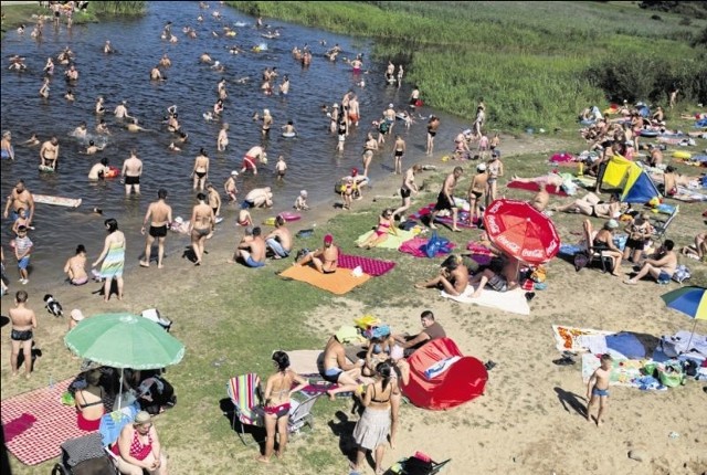 Tłumnie było wczoraj m.in. także na niestrzeżonym kąpielisku nad Supraślą w okolicach Jurowiec 