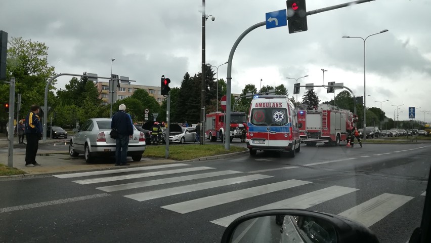 Kierowca opla wjechał na skrzyżowanie na czerwonym świetle i...