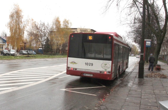 Gdy autobus stanie na przystanku, nie można go ominąć, bo obok wymalowano na jezdni powierzchnię wyłączoną z ruchu.