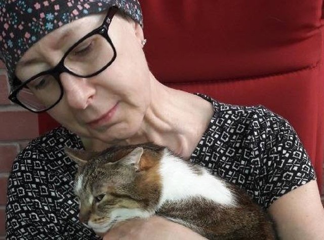 Pani Magdalena ma 56 lat. Z chorobą walczy od 2013 r. Na zdjęciu z ukochaną kotką Zusią