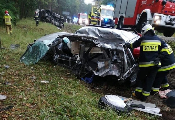 Wstrząsające zdjęcia z wypadku w Katach. 66-letni mieszkaniec Stalowej Woli zginął na miejscu (ZDJĘCIA)