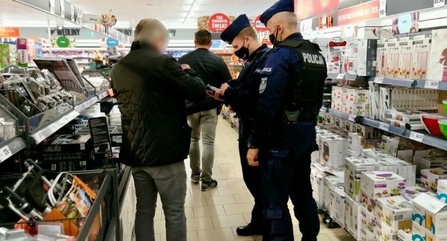 Obecnie strażnicy wraz z policjantami koncentrują się na kontrolach w sklepach wielkopowierzchniowych. Sprawdzają m.in. przestrzeganie obowiązku noszenia maseczek.