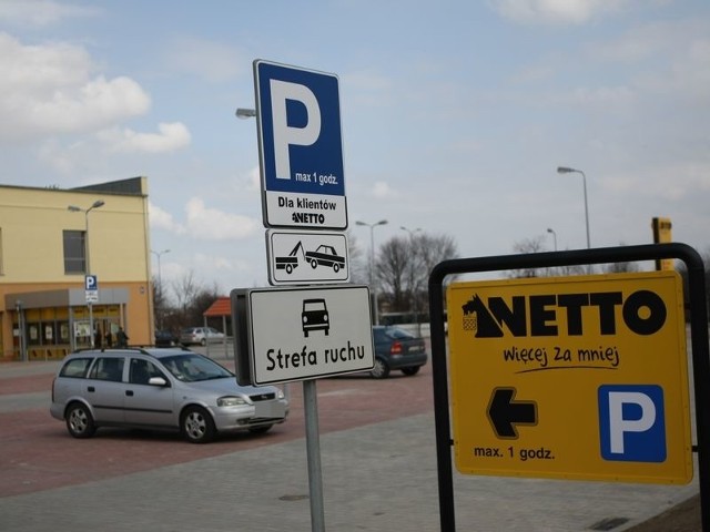 Przed nowym sklepem Netto parkować można tylko godzinę. Mieszkańcy Zatorza liczyli na to, że parking będzie ogólnodostępny. 