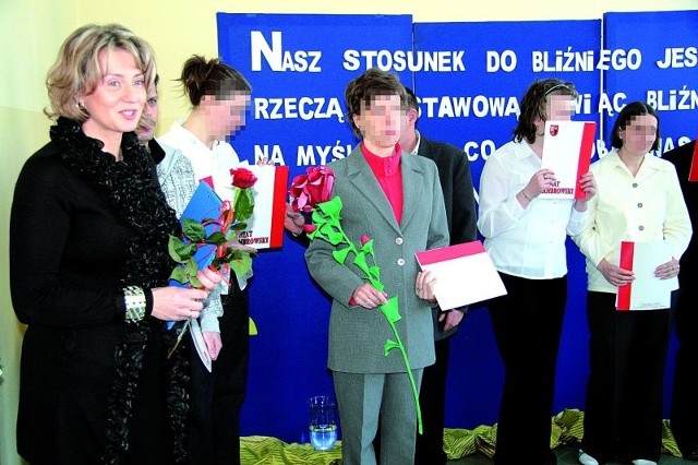 Urszula Dmochowska, dyrektor Powiatowego Ośrodka Wsparcia w Zambrowie (na zdj. z lewej), podczas wczorajszego otwarcia. Obok podopieczni ośrodka (celowo zachowujemy ich anonimowość).