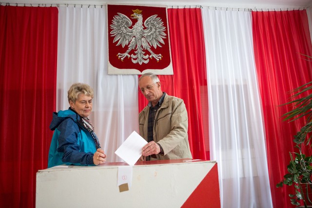 Słupszczanie głosują w referendum.