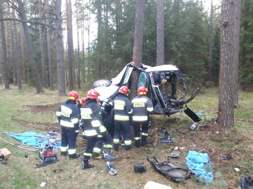 Przewięź. Śmiertelny wypadek. Audi uderzyło w drzewo (zdjęcia)