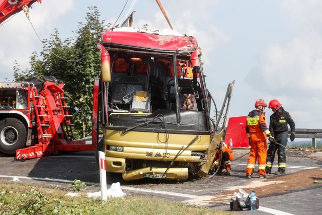 W Leszczawie Dolnej ukraiński autokar stoczył się ze skarpy. Zginęły 3 osoby, kilkadziesiąt zostało rannych.