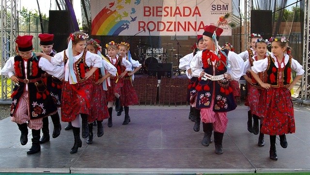 Tak Zespół Pieśni i Tańca "Ziemia Sandomierska&#8221; zaprezentował się na imprezie zorganizowanej przez Spółdzielnię Budownictwa Mieszkaniowego "Sandomierz&#8221;.