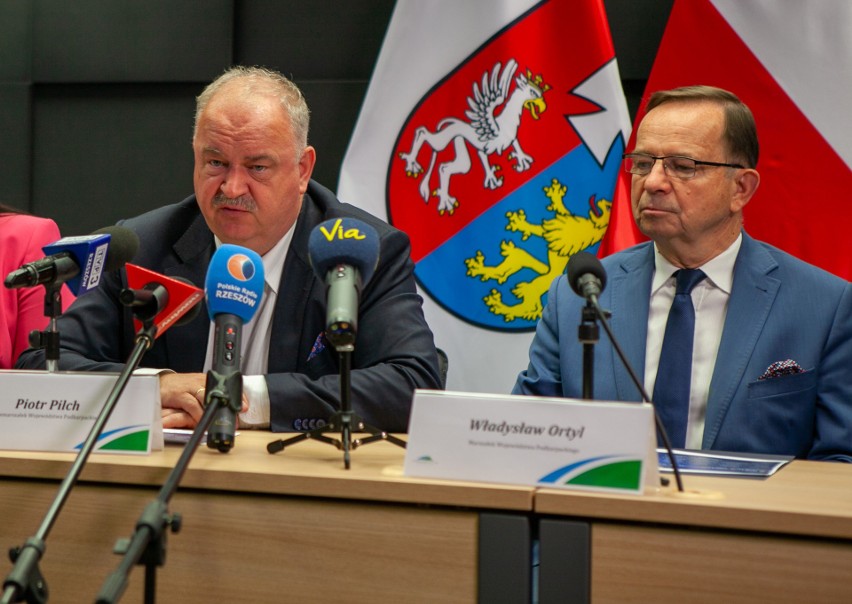 Nowy zarząd województwa podkarpackiego zaprezentował plany i podział kompetencji [ZDJĘCIA, WIDEO]