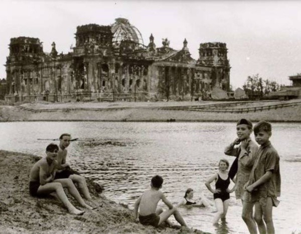 Berlin, widok zniszczonego Reichstagu, lato 1945 r.