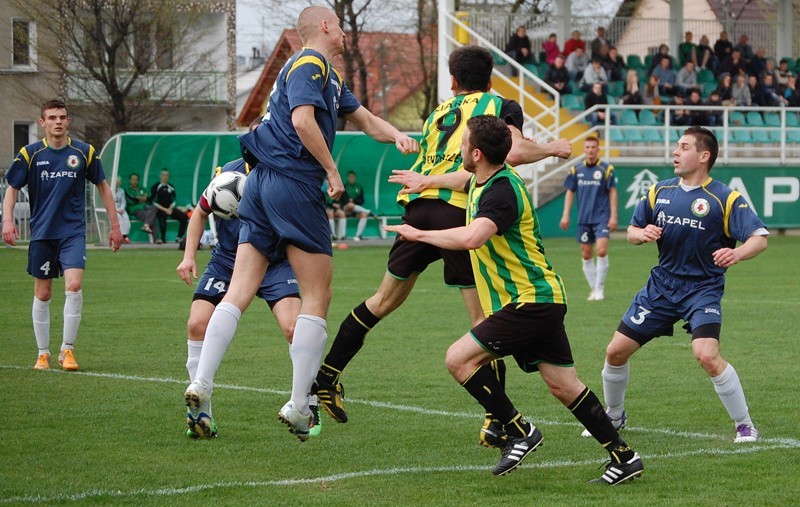 Izolator Boguchwała (granatowe stroje) pokonał u siebie 1-0...