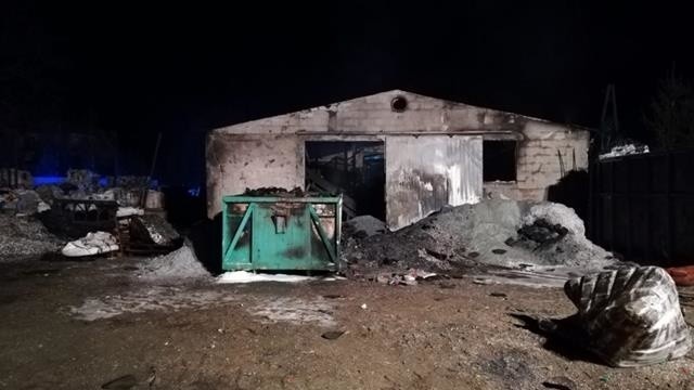 63 strażaków walczyło z pożarem w fabryce granulatu w miejscowości Martyniec. Dwa razy trzeba go było dogaszać