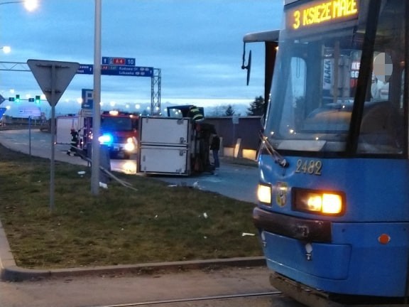 Bus zderzył się z tramwajem i przewrócił na bok 