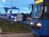 Bus zderzył się z tramwajem i przewrócił na bok 