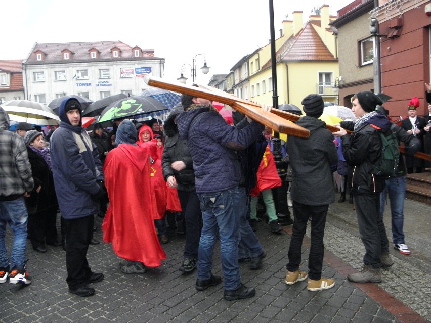 Krzyż ŚDM w Żorach: Adoracja i procesja [ZDJĘCIA]