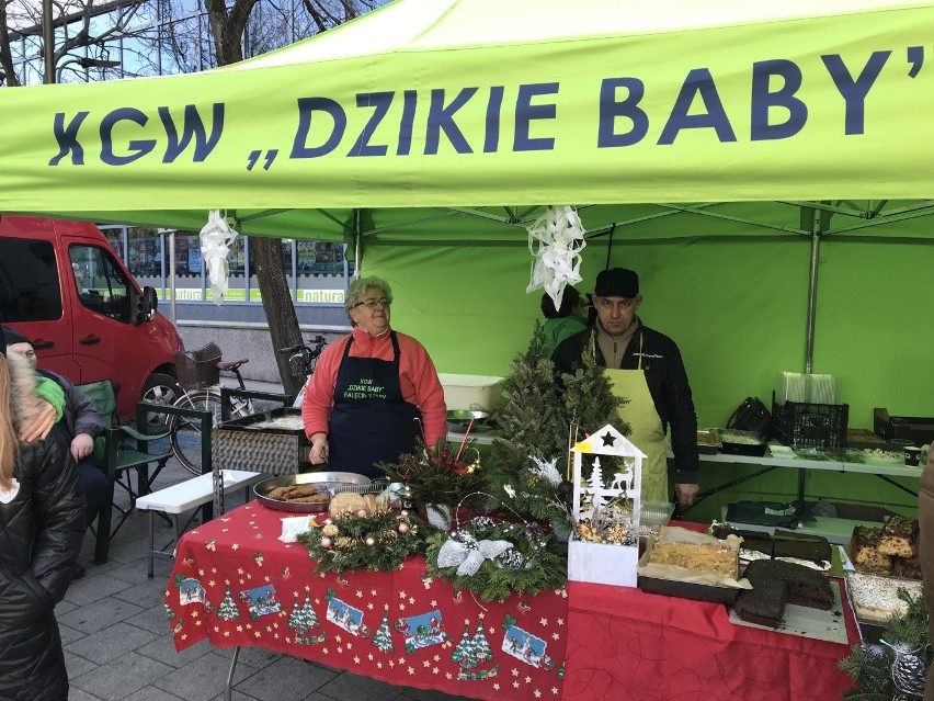 Świąteczne potrawy i ozdoby opanowały rynek w Busku Zdrój [ZDJĘCIA]