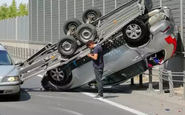 Dachowanie przyczepy z volvo na DK 94 w Dąbrowie Górniczej 19.07.2019.