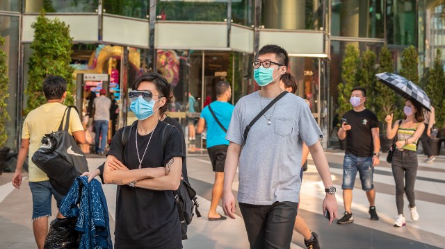 Wuhan wraca do normalności? Świat najpierw uczył się od Chin postępowania z pandemią koronawirusa. Teraz możemy obserwować, jak wygląda powrót do nowej rzeczywistości - i że nie kończy on kryzysu.