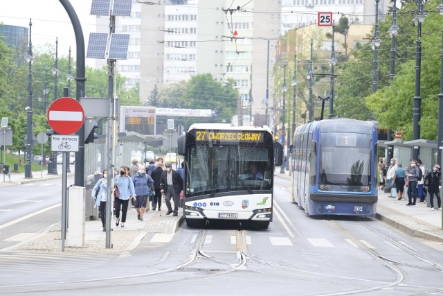 Jakich zmian możemy się spodziewać w 2021 roku w Toruniu? Ich przegląd rozpoczynamy od komunikacji miejskiej, gdzie wbrew pozorom nowości będzie sporo. Czekamy na nowe autobusy, tramwaje oraz budowę nowej linii tramwajowej a także remont kilku istniejących.   Jakie czekają nas zmiany w toruńskiej komunikacji miejskiej? Sprawdź szczegóły na kolejnych slajdach >>>