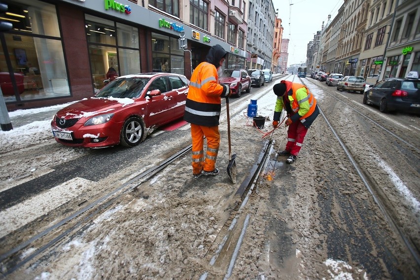 Walka ze zwrotnicami. To one blokują tramwaje w całym Wrocławiu [ZOBACZCIE ZDJĘCIA]