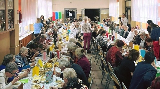 W ubiegłym roku Śniadanie Wielkanocne organizowane przez Fundację Klementyna odbyło się w szkole podstawowej numer 1 w Białobrzegach.