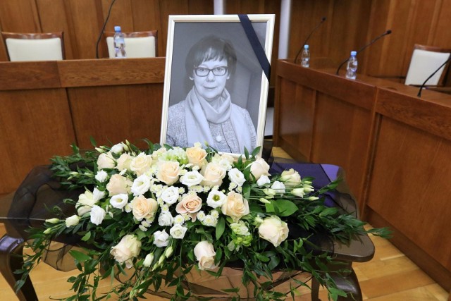 W sali Urzędu Marszałkowskiego w Toruniu odbyła się dziś nadzwyczajna sesja sejmiku województwa. Odznakę Honorową za zasługi dla regionu otrzymała śp. Lucyna Andrysiak – była przewodnicząca sejmiku województwa oraz jego wieloletnia radna.Lucyna Andrysiak pełniła w latach 1998-2014 rolę radnej województwa kujawsko-pomorskiego, a w latach 2000-2006 funkcję przewodniczącej sejmiku. Ponadto uhonorowana pośmiertnie Odznaką Honorową była również m.in. społecznikiem, pedagogiem, harcerzem oraz przyjacielem młodzieży. Za swoje zasługi otrzymała wiele odznaczeń, m.in. Krzyż Kawalerski Orderu Odrodzenia Polski i Złoty Krzyż Zasługi.Przypomnijmy, że za tydzień podczas XXXIX sesji sejmiku województwa kujawsko-pomorskiego nastąpi uroczyste wręczenie Medalu Honorowego za zasługi dla województwa kujawsko-pomorskiego dla toruńskiej gazety „Nowości”, która w tym roku obchodzi swój jubileusz 50-lecia.  Nie wiesz, jak skorzystać z PLUSA?  Kliknij TUTAJ;nf, a dowiesz się więcej!  Co dostanę w ramach abonamentu?;nfDlaczego mam płacić za treści w sieci?;nfNajczęstsze pytania;nf Spod Ekranu: Na Karuzeli Życia