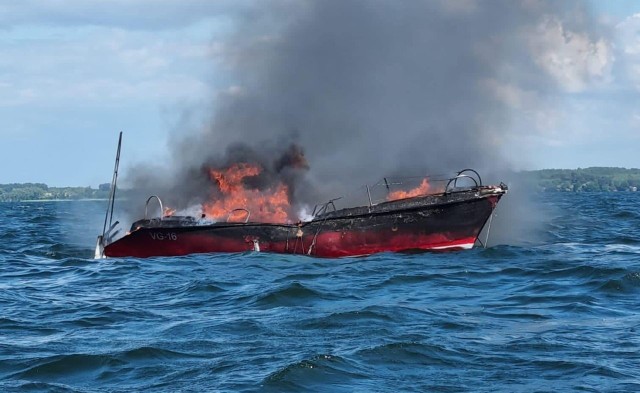 Pożar jachtu na jeziorze Śniardwy. Jednostka częściowo zatonęła