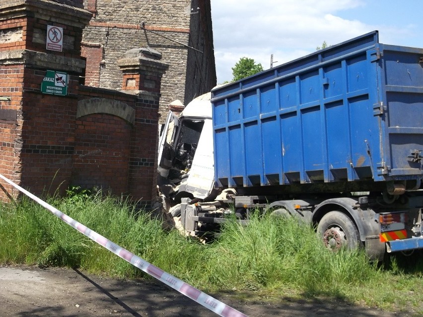 Ciężarówka wjechała w mur, a pasażerka wypadła przez przednią szybę (ZDJĘCIA)