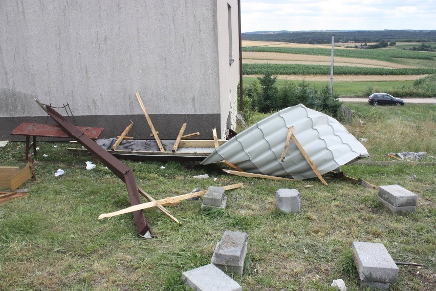 Wichura w Bodziejowicach: Zerwany dach domu poleciał za...