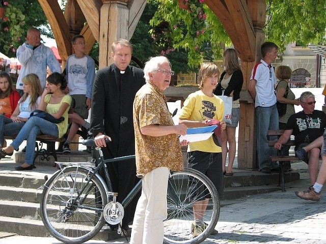 Jedną z atrakcji dla turystów przyjeżdżających do Sandomierza jest ekipa &#8222;Ojca Mateusza&#8221;.