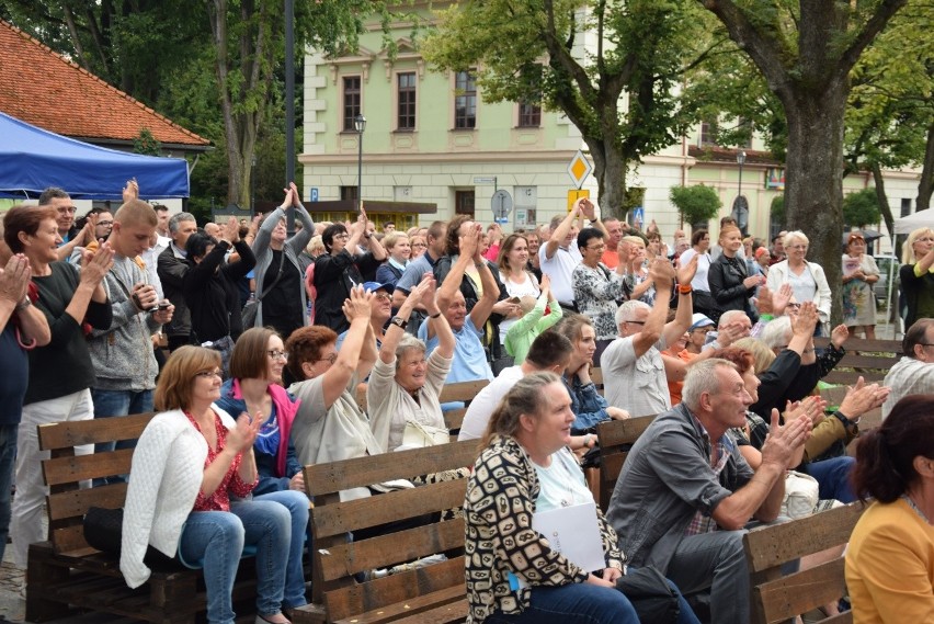 Seniorzy na koncercie Waweli. Krzeszowickie integracje z tańcami przed sceną [ZDJĘCIA]