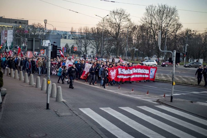 Kilkaset osób wzięło udział w Marszu Zwycięstwa, który w...