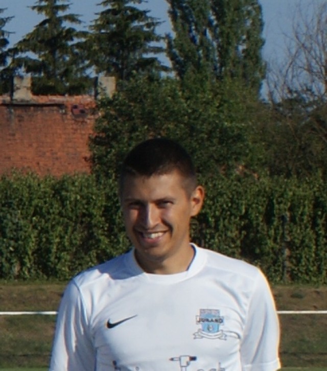 Piotr Jabłecki jest młodym trenerem i jednocześnie uniwersalnym graczem wicelidera A-klasy (grupa I), Juranda Koziegłowy