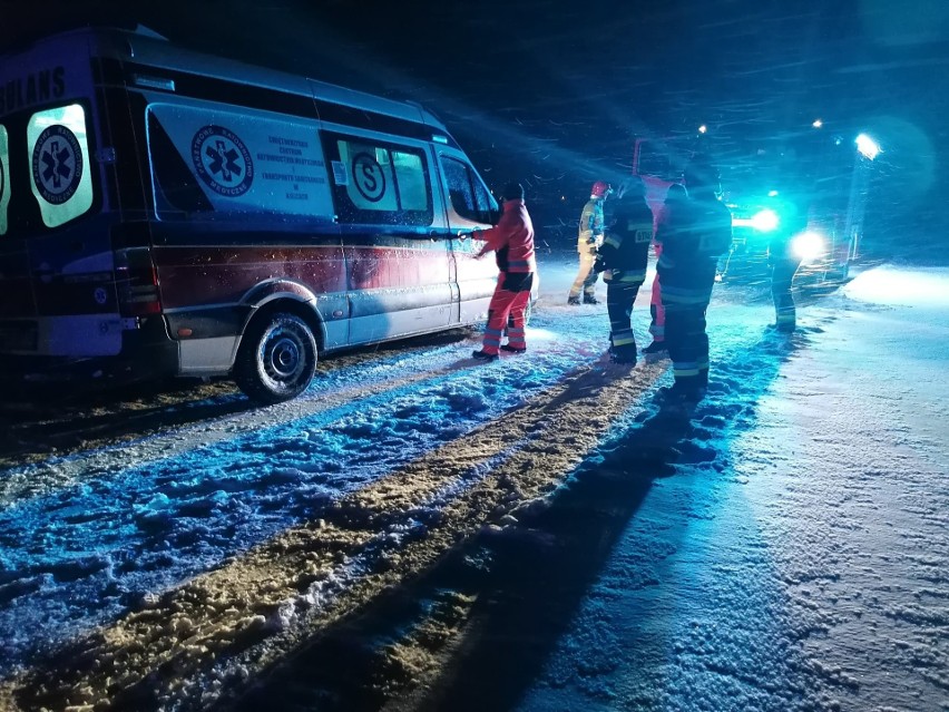 Karetka z pacjentem na pokładzie utknęła w zaspie w gminie Waśniów. Wyciągali ją strażacy (ZDJĘCIA)